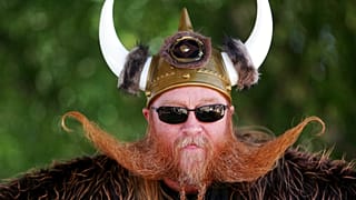 Illsuztráció: vikingjelmezt viselő férfi