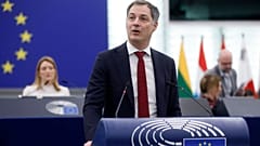  الکساندر دی کرو، نخست وزیر بلژیک حین سخنرانی در پارلمان اروپا