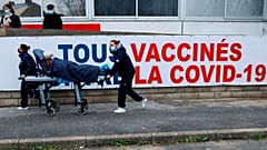 Eine Frau wird auf einer Bahre in das COVID-19-Impfzentrum der Krankenhausgruppe Süd-Ile-de-France in Melun am Stadtrand von Paris getragen, Februar 2021.