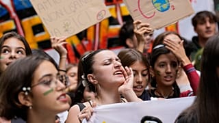 Persone manifestano durante una manifestazione del movimento per la protezione del clima I venerdì del futuro, a Milano, Italia, venerdì 6 ottobre 2023.
