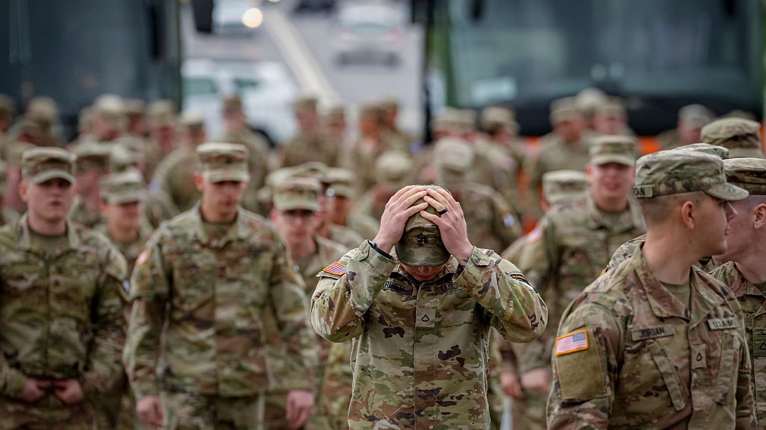 Des militaires américains arrivent pour une cérémonie de transfert d'autorité de la 101e division aéroportée à la 10e division de montagne à Bucarest, en Roumanie, le 5 avril 2023.