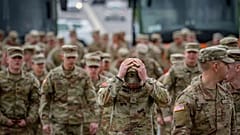 US-Militärangehörige treffen am 5. April 2023 in Bukarest, Rumänien, zur Übergabezeremonie von der 101st Airborne Division an die 10th Mountain Division ein.