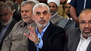 Yahya Sinwar, chef du Hamas à Gaza, salue ses partisans à son arrivée à une réunion dans une salle sur le bord de mer de la ville de Gaza, le 30 avril 2022.