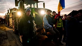 Traktorok parkolnak a Bukarestbe vezető út első sávjában a romániai Afumatiban 2024. január 15-én, hétfőn. 