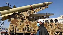 الجيش الثوري الإيراني يستعرض الصواريخ محلية الصنع