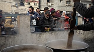 Παλαιστίνιοι στην ουρά για συσσίτιο στη Γάζα