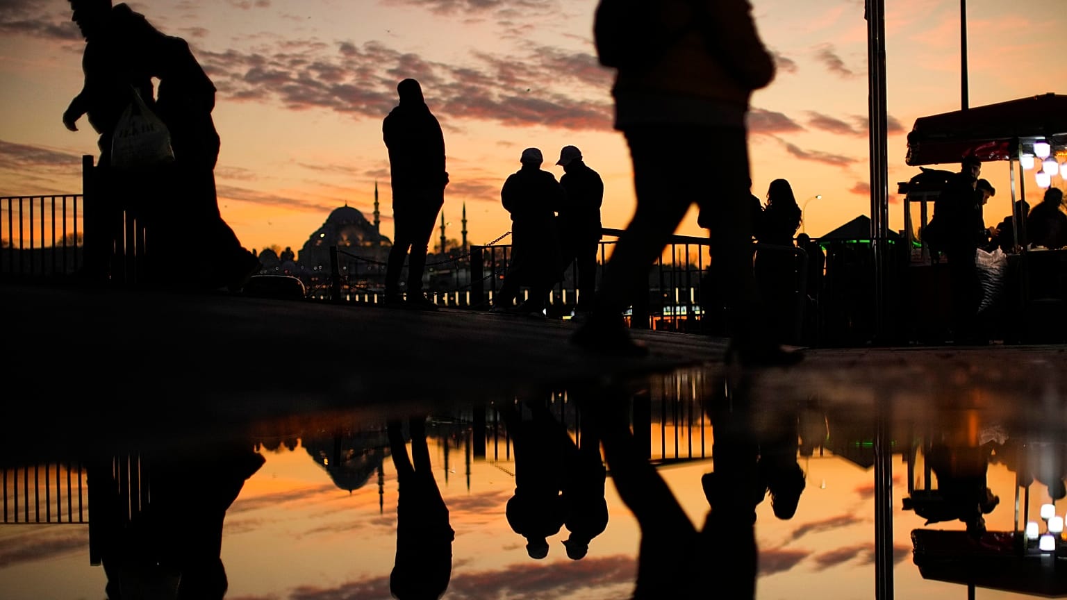 Karaköy vapur iskelesi yakınında yürüyen yayalar