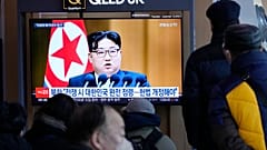 Una pantalla de televisión muestra una imagen del líder norcoreano Kim Jong-un durante un programa de noticias en la estación de tren de Seúl, Corea del Sur.