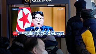 Una pantalla de televisión muestra una imagen del líder norcoreano Kim Jong-un durante un programa de noticias en la estación de tren de Seúl, Corea del Sur.