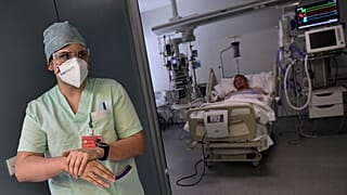 Un miembro del personal médico se prepara para atender a un paciente con COVID-19 en el Hospital Universitario, en Pamplona, norte de España, el 10 de febrero de 2022.