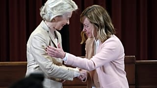 Ursula von der Leyen és Giorgia Meloni a tavaly tavaszi áradás által leginkább sújtott Forliban találkozott