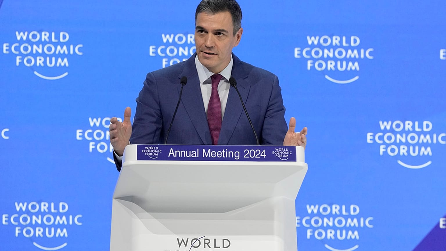 Pedro Sánchez, primer ministro de España, pronuncia su discurso en la reunión anual del Foro Económico Mundial en Davos, Suiza, el miércoles 17 de enero de 2024.