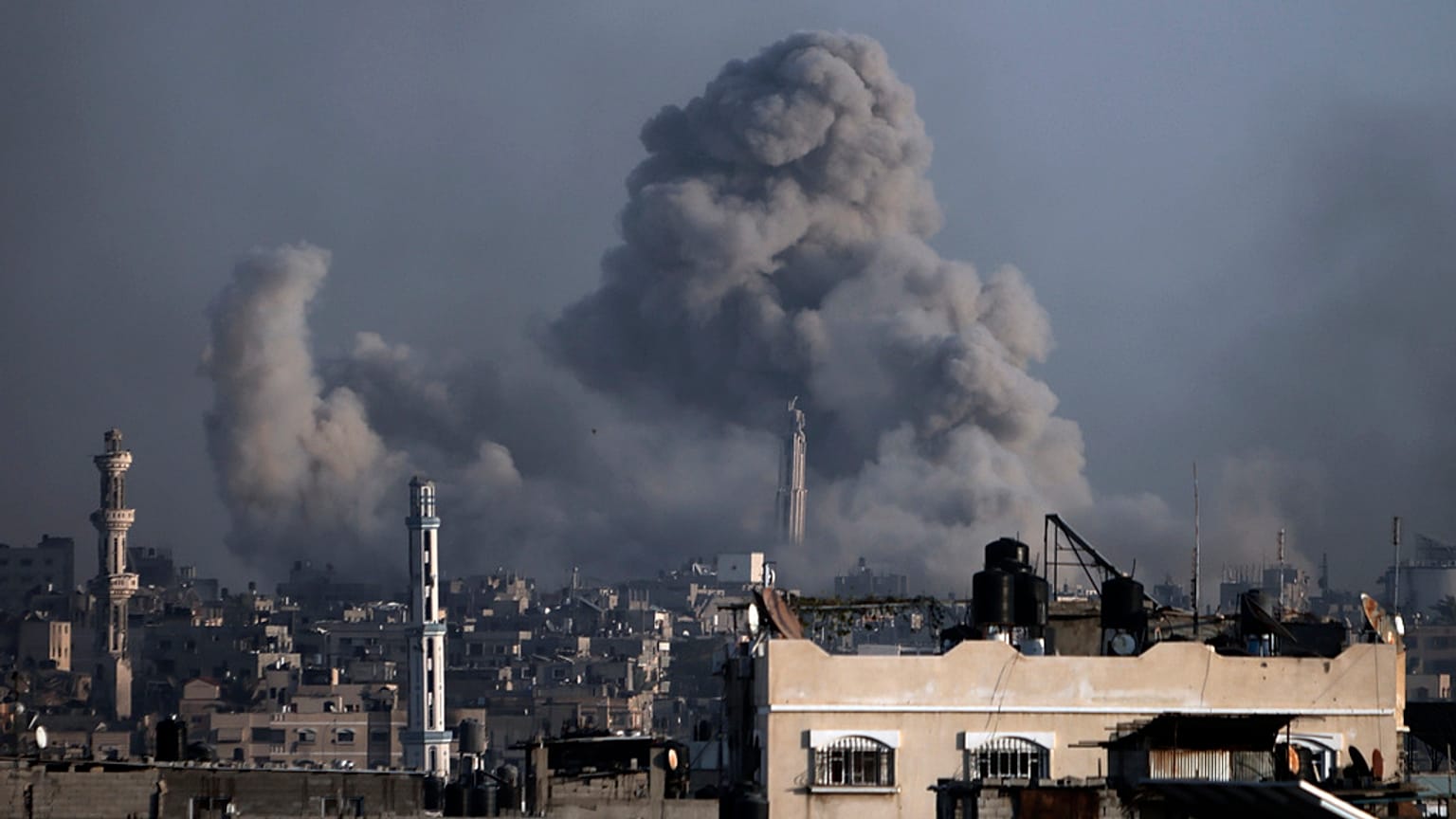 Continuano i bombardamenti israeliani nella Striscia di Gaza