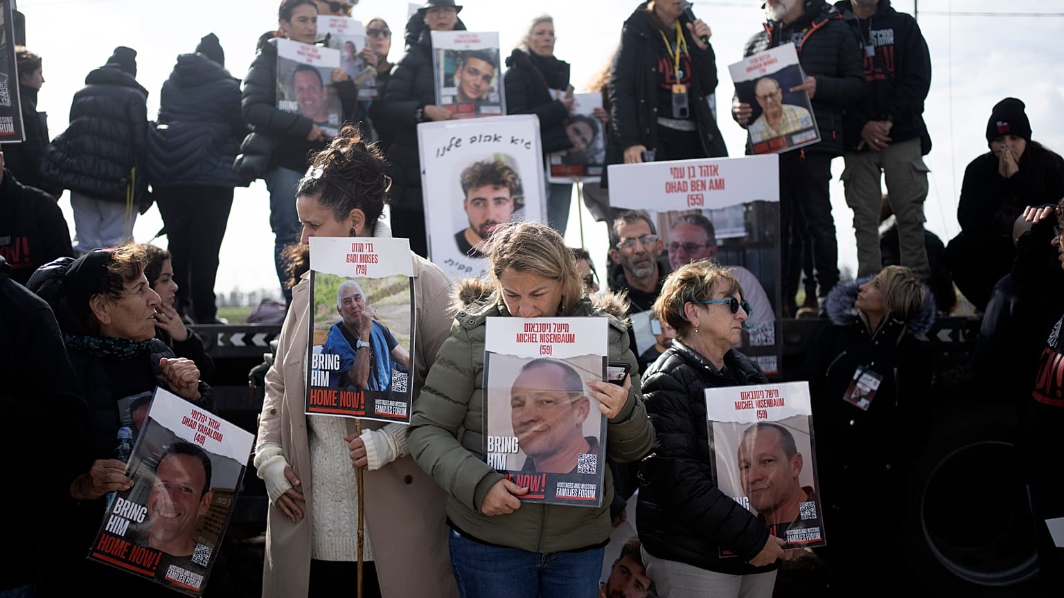 Les familles des otages détenus par le Hamas dans la bande de Gaza se rassemblent dans le kibboutz de Nirim, dans le sud d'Israël, jeudi 11 janvier 2024.