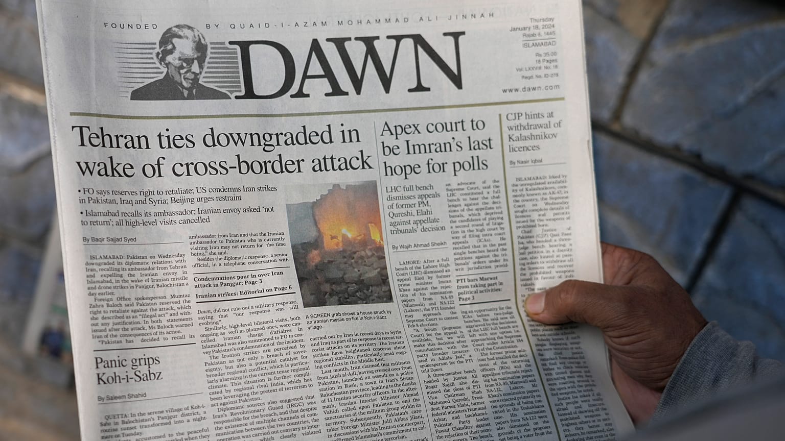 Un journal du matin couvrant l'attaque de l'Iran, dans un kiosque à Islamabad, Pakistan, jeudi 18 janvier 2024.
