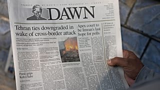 Un journal du matin couvrant l'attaque de l'Iran, dans un kiosque à Islamabad, Pakistan, jeudi 18 janvier 2024.