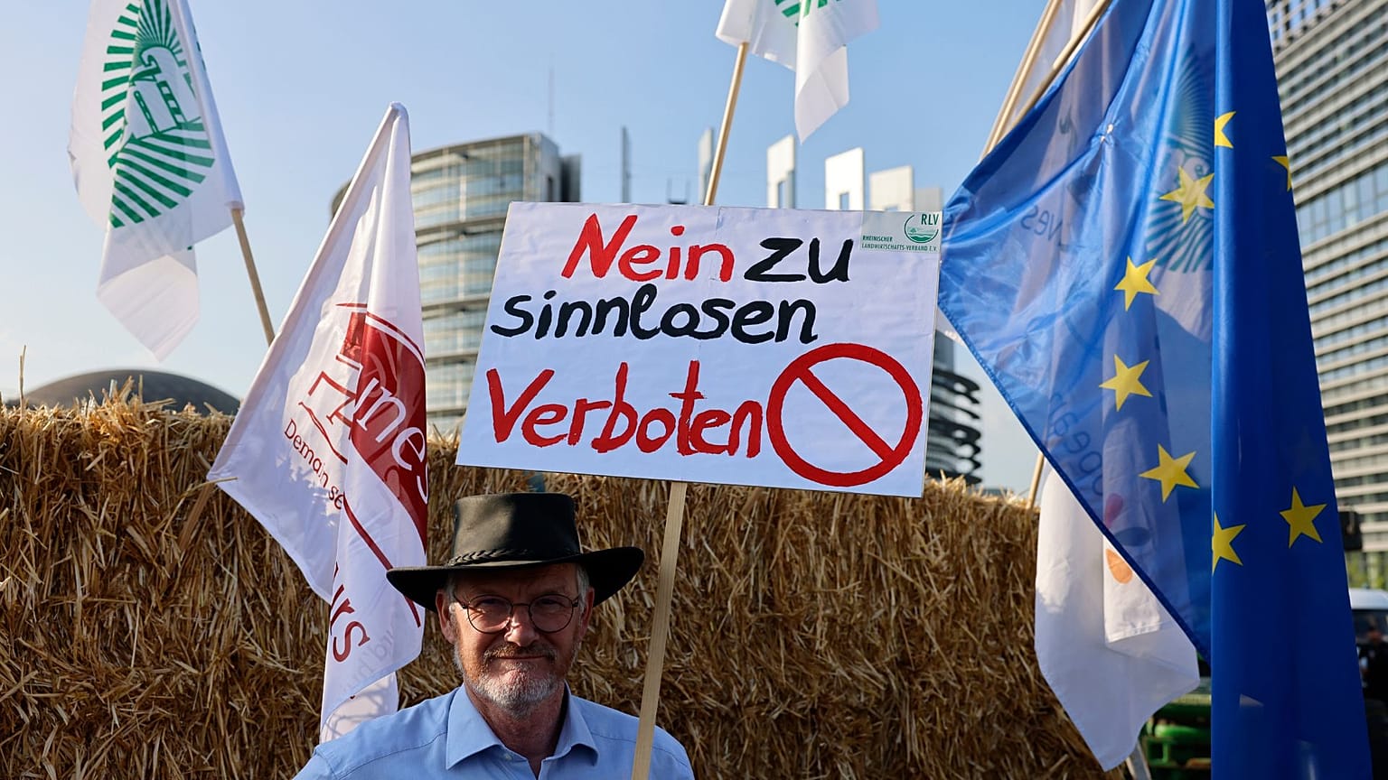 Un agriculteur allemand soutenant la proposition de loi de l'UE sur le Green Deal manifeste devant le Parlement européen, le 11 juillet 2023 à Strasbourg, dans l'est de la France. 