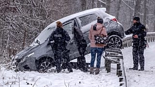 Разбитый автомобиль на проселочной дороге недалеко от Франкфурта, Германия, 18 января 2024 г.