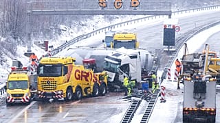 In Deutschland hat der starke Schneeregen Glatteis auf den Autobahnen verursacht. Zahlreiche Menschen standen im Stau.