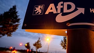 Az AfD választási plakátja egy oszlopon Frankfurtban, 2023. október 8-án