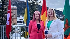 Η Angela Barnes του Euronews με τη Regina Mayor, Global Head of Clients and Markets της KPMG International, στη σύνοδο κορυφής του Παγκόσμιου Οικονομικού Φόρουμ στο Νταβός 2024.