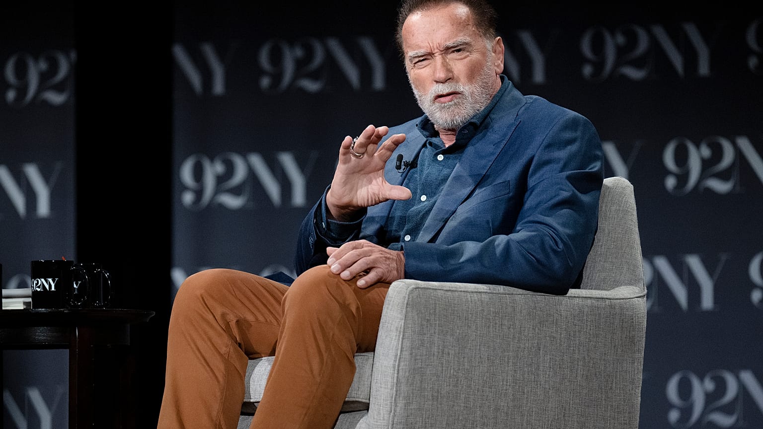 Arnold Schwarzenegger Be Useful: Seven Tools for Life című könyvének bemutatóján 2023. október 10-én, New Yorkban