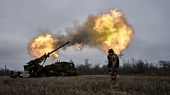 Архив: украинские солдаты стреляют из самоходной гаубицы "Цезарь" французского производства по российским позициям, Авдеевка, Украина,  2022 г.