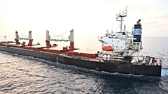 Принадлежащее США судно Genco Picardy подверглось атаке БПЛА, запущенного йеменскими хуситами. Фото ВМС Индии.