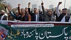 اعضای مسلمان طلباء محاذ پاکستان در تظاهراتی برای محکوم کردن حمله ایران در منطقه مرزی پاکستان در اسلام آباد پاکستان، پنج شنبه ۱۸ ژانویه 