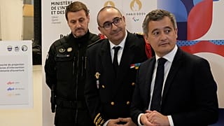 Министр внутренних дел Франции, глава спецподразделения уголовной полиции (BRI) и префект полиции Парижа обсуждают безопасность предстоящей Олимпиады, январь 2024 г.