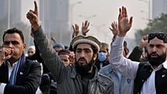 Mitglieder der muslimischen Talba Mahaz Pakistan bei Protesten gegen den iranischen Angriffs im pakistanischen Grenzgebiet am Donnerstag in Islamabad, Pakistan.