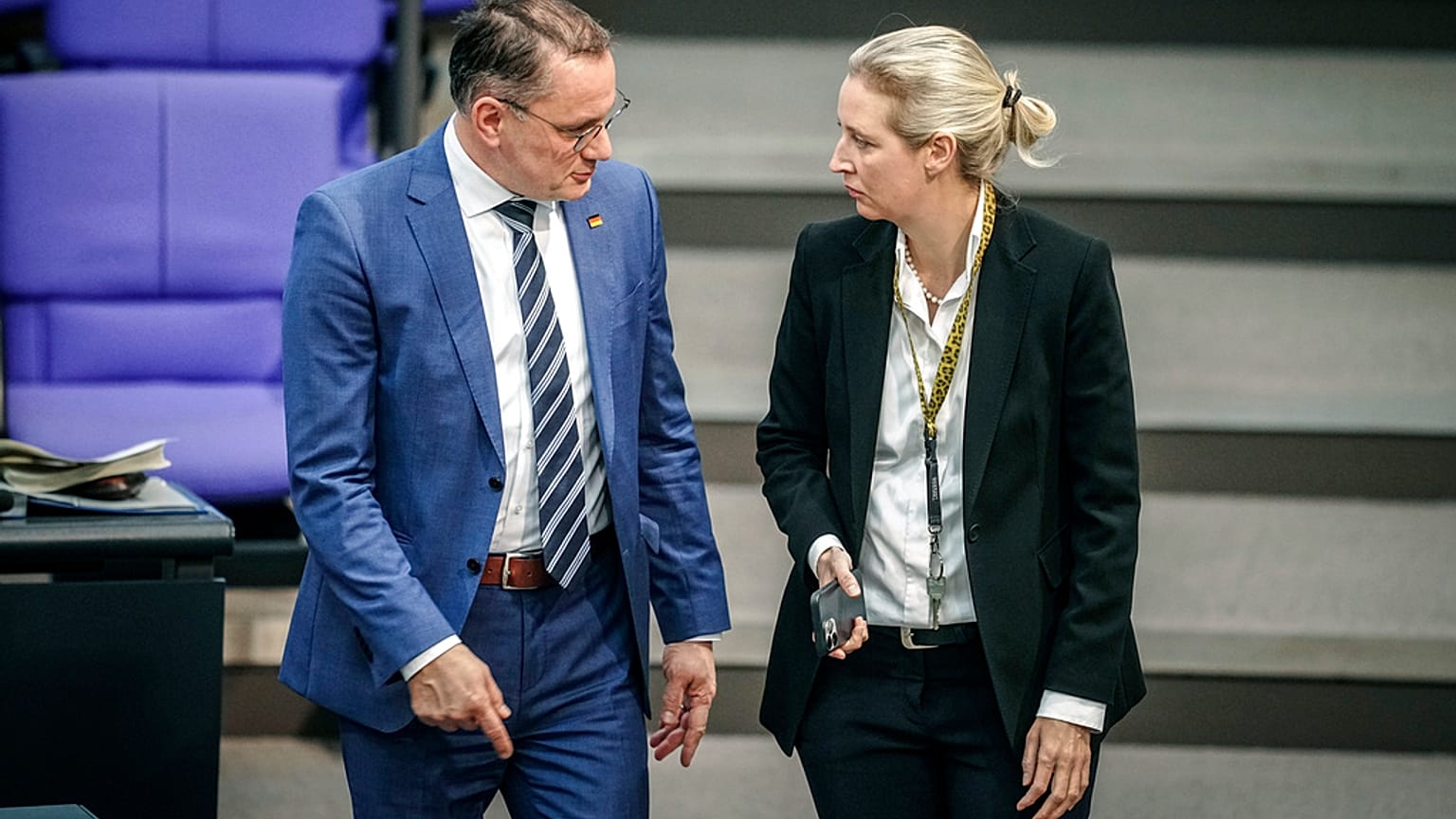 Tino Chrupalla (gauche), président de l'Alternative pour l'Allemagne (AfD), et Alice Weidel (droite), à la tête du groupe parlementaire de l'AfD.
