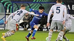 DATEI - Eden Karzev von Istanbul Basaksehir, links, kämpft um den Ball mit Hyunseok Hong von Gent, Mitte, Belgien, Donnerstag, 9. März 2023. 