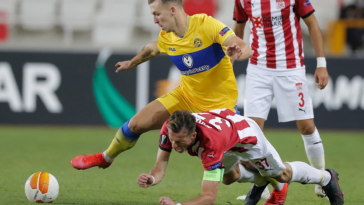Il calciatore del Basaksehir, Eden Karzev, quando indossava la maglia del Maccabi Tel Aviv nel 2020
