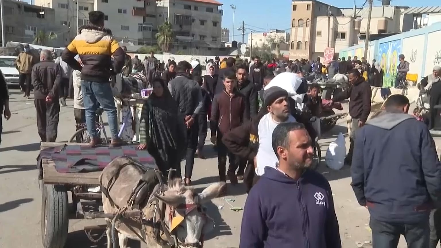 طوابير النازحين الفلسطنيين لاستلام أكياس الدقيق في رفح.