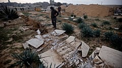 فلسطينيون يتفقدون قبور أحبائهم في خان يونس