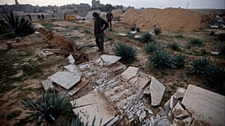 فلسطينيون يتفقدون قبور أحبائهم في خان يونس