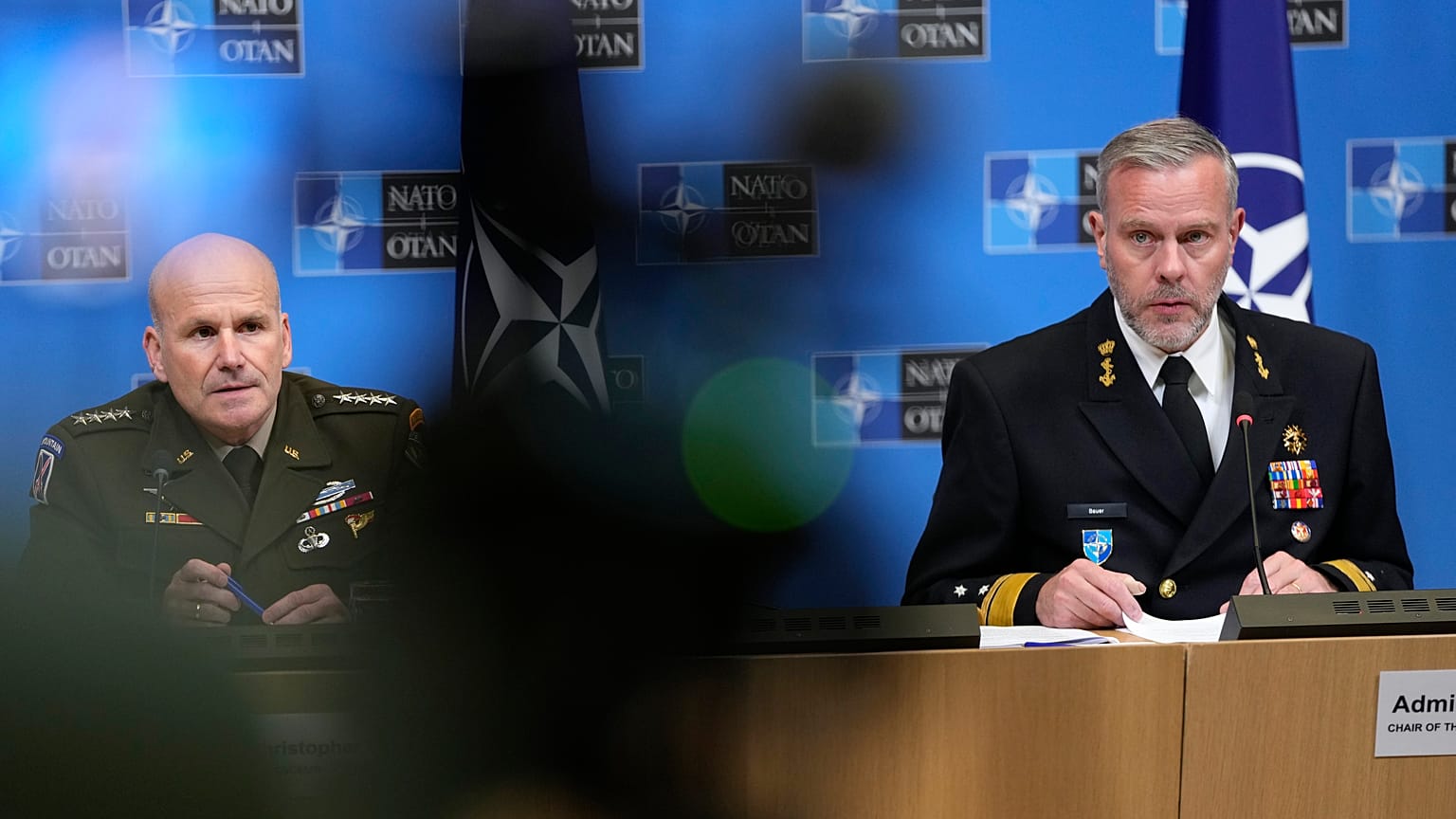 El presidente del Comité Militar de la OTAN, Rob Bauer, y el comandante supremo aliado en Europa, Christopher Cavoli, en la sede de la OTAN, Bruselas, el 18 de enero de 2024.