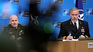 El presidente del Comité Militar de la OTAN, Rob Bauer, y el comandante supremo aliado en Europa, Christopher Cavoli, en la sede de la OTAN, Bruselas, el 18 de enero de 2024.