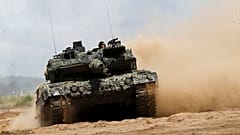 DOSYA - Alman ordusuna ait bir ana muharebe tankı Leopard 2A6, 26 Haziran 2023 Pazartesi günü Litvanya'nın başkenti Vilnius'un kuzeyinde düzenlenen Litvanya-Almanya askeri tatbikatında yer alıyor. 