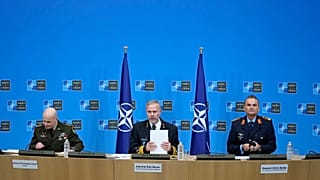 Des responsables de l'Otan tiennent une conférence de presse à Bruxelles (Belgique), le 18 janvier 2024.