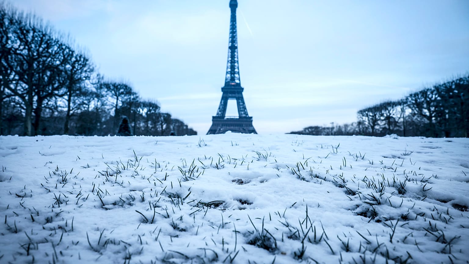 Paris está coberta pela neve, estes dias.
