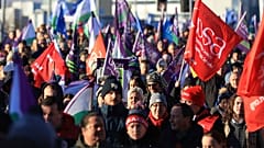 Trabajadores del sector público caminan desde el piquete en el Hospital Royal Victoria hasta una manifestación en Belfast, Irlanda del Norte, el 18 de enero de 2024.