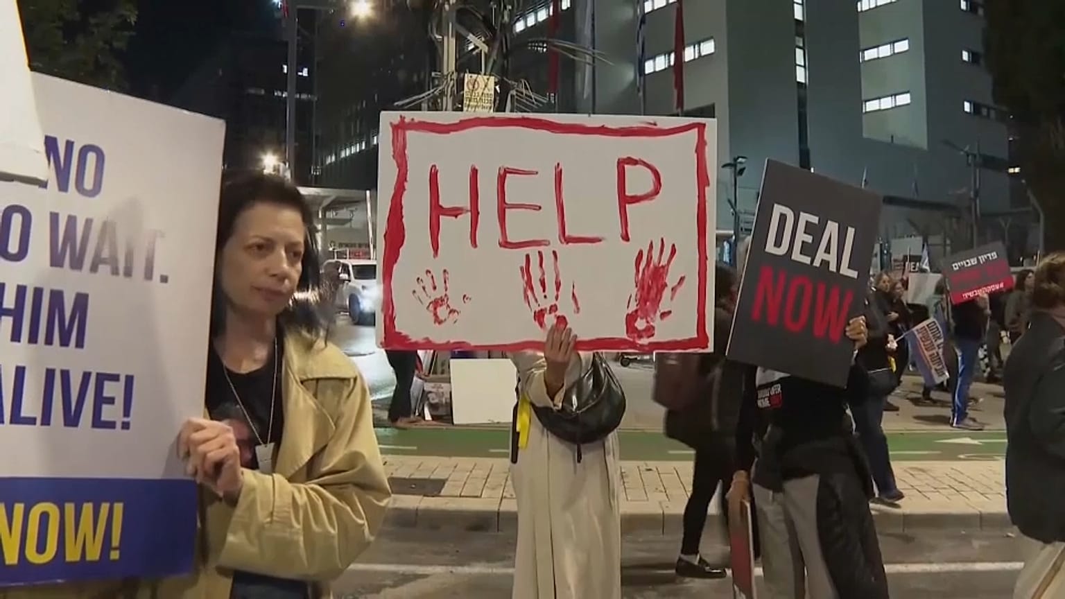 Familien haben vor dem Verteidigungsministerium in Tel Aviv die sofortige Befreiung der Geiseln gefordert. 