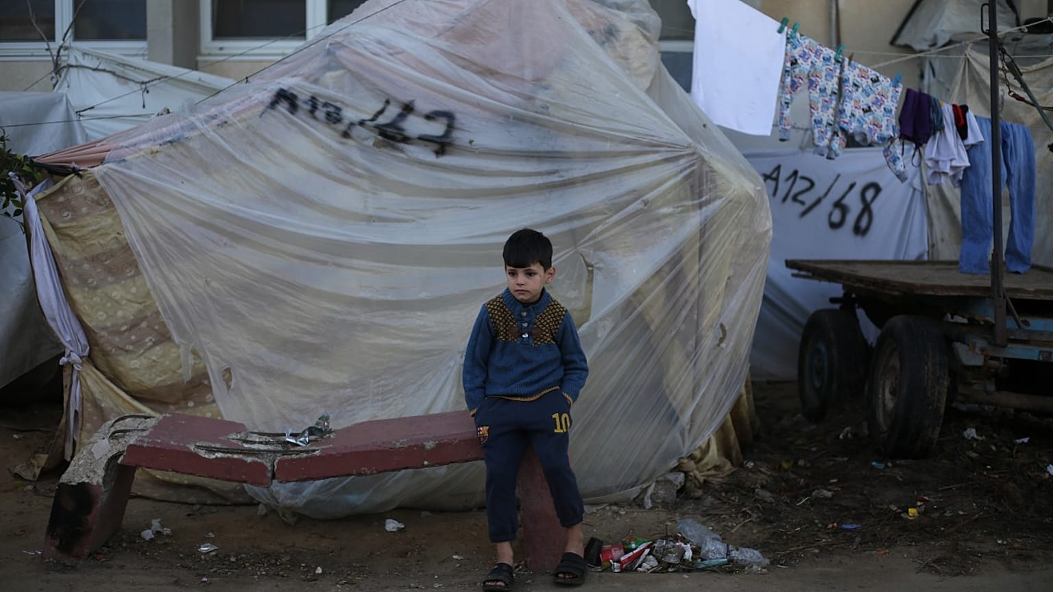 طفل فلسطيني يحتمي من القصف الإسرائيلي على قطاع غزة في مستشفى غزة الأوروبي في خان يونس. 2023/12/26