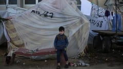 طفل فلسطيني يحتمي من القصف الإسرائيلي على قطاع غزة في مستشفى غزة الأوروبي في خان يونس. 2023/12/26