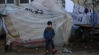 طفل فلسطيني يحتمي من القصف الإسرائيلي على قطاع غزة في مستشفى غزة الأوروبي في خان يونس. 2023/12/26