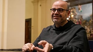 Le chef du comité italien sur l'intelligence artificielle (IA), le frère franciscain Paolo Benanti, qui est également consultant pour le Vatican, discute de l'IA avec le pape François.