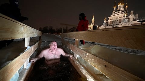 In Russland feiern die Menschen den Dreikönigstag mit einem traditionellen Eisbad. 