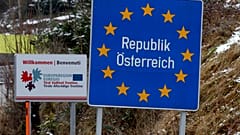 Ein Grenzschild an der deutsch-österreichischen Grenze in Sachrang